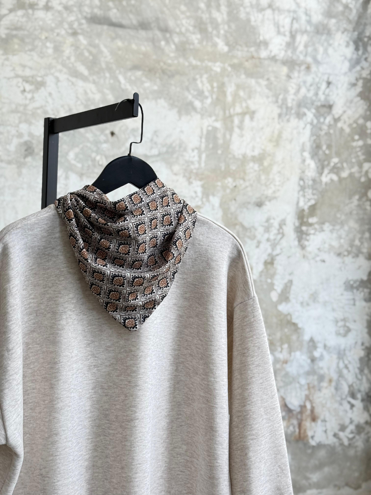 Fular Aksesuarlı Nakışlı Oversize Sweatshirt (Bej)