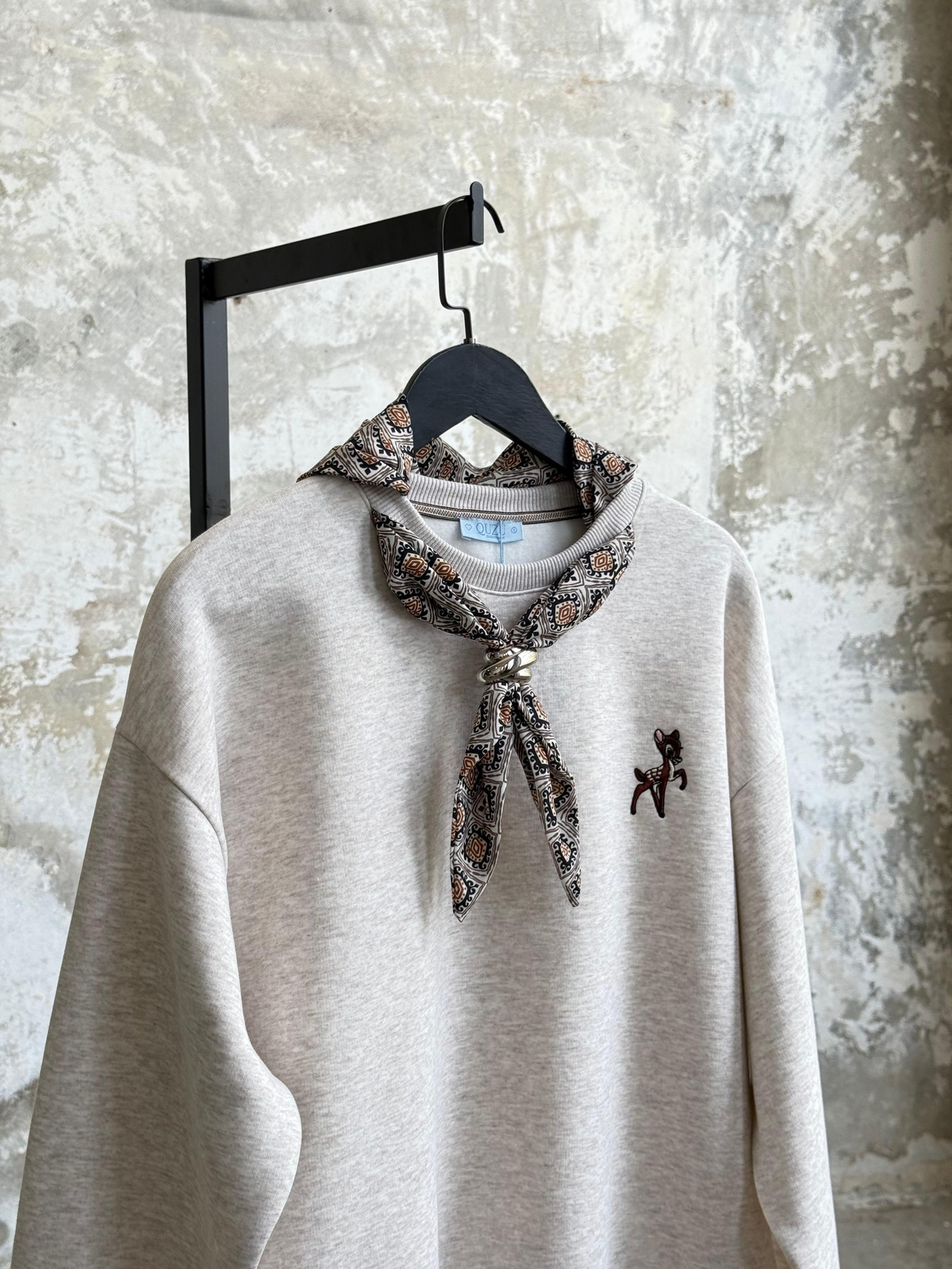 Fular Aksesuarlı Nakışlı Oversize Sweatshirt (Bej)