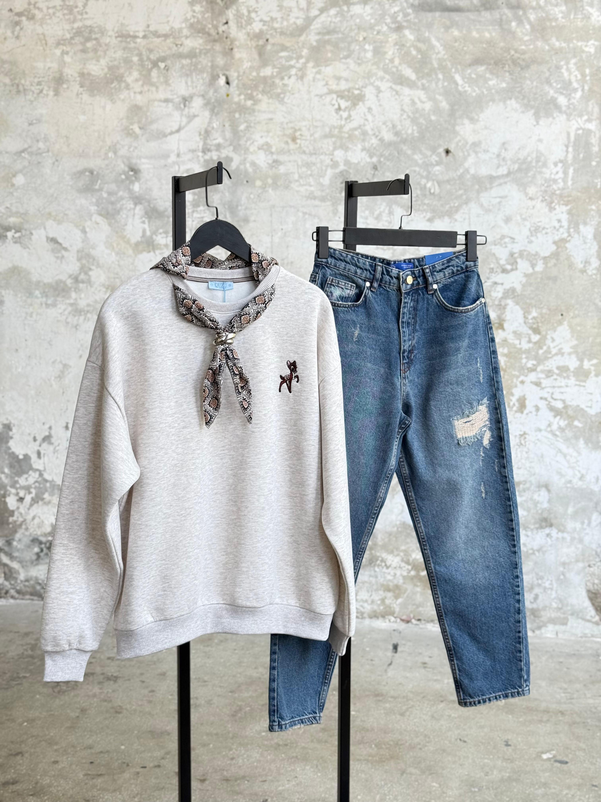 Fular Aksesuarlı Nakışlı Oversize Sweatshirt (Bej)