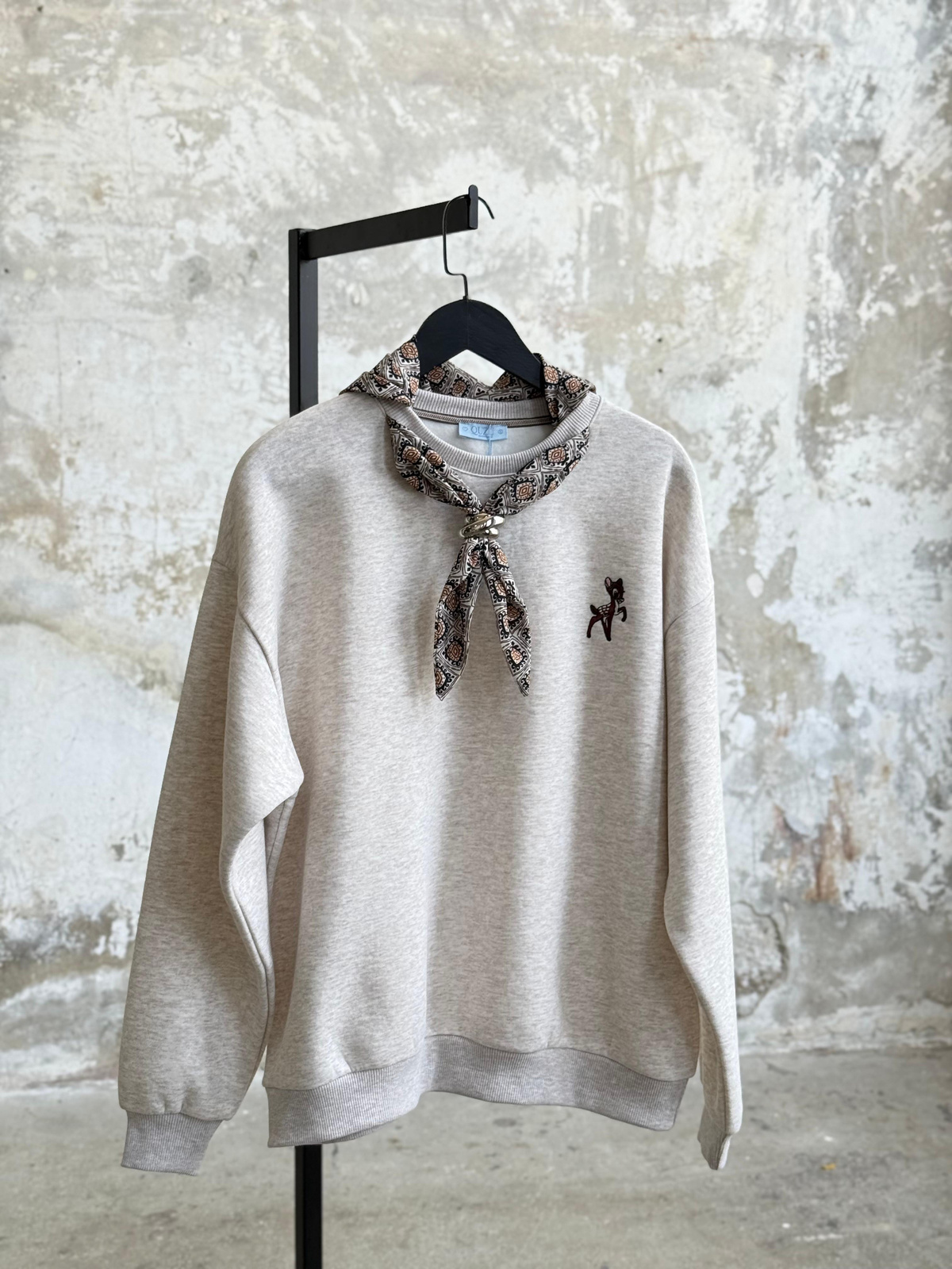 Fular Aksesuarlı Nakışlı Oversize Sweatshirt (Bej)
