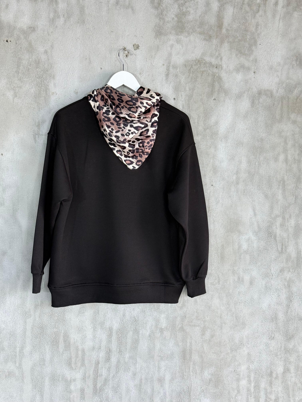 Fular Aksesuarlı Nakışlı Oversize Sweatshirt (Siyah)