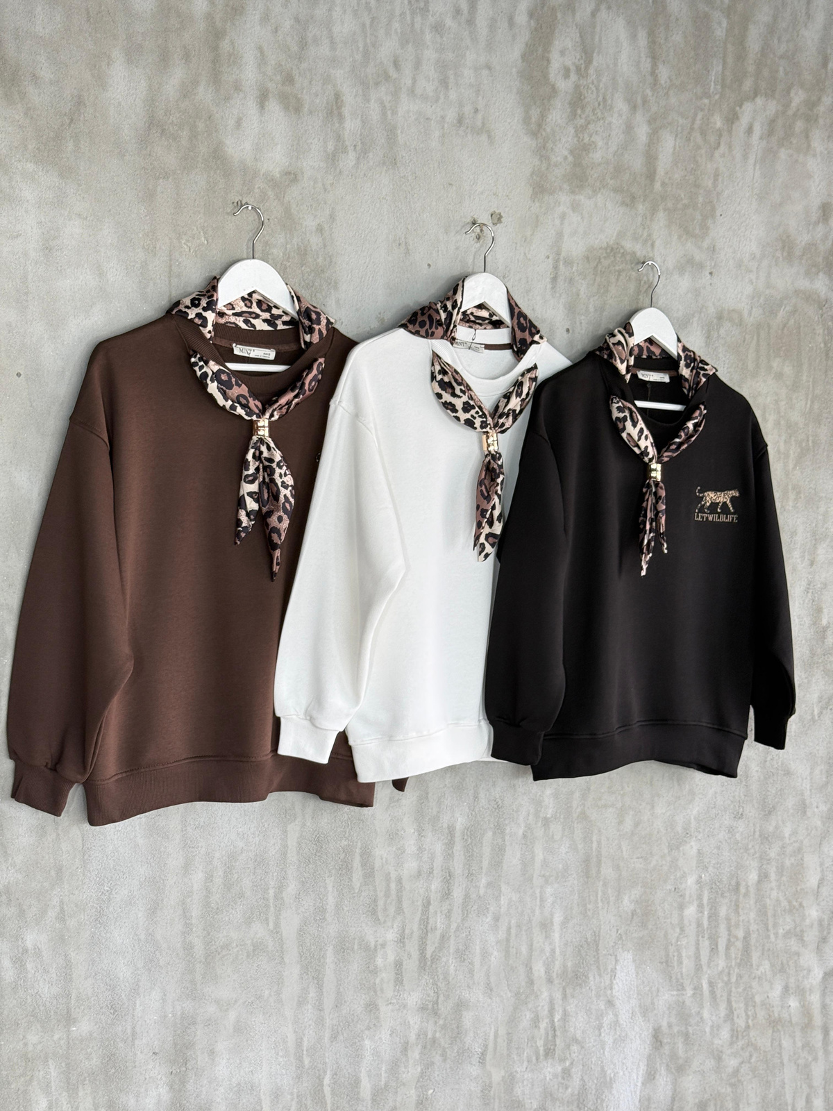 Fular Aksesuarlı Nakışlı Oversize Sweatshirt (Beyaz)