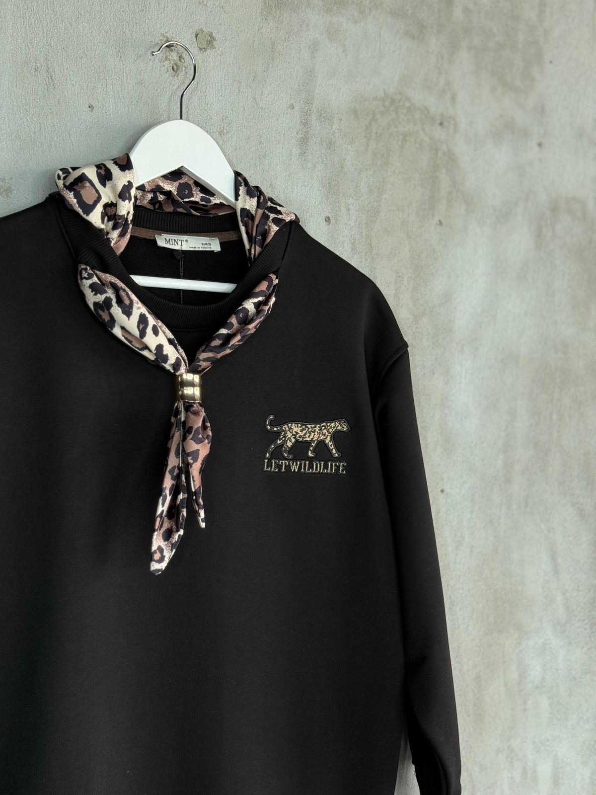 Fular Aksesuarlı Nakışlı Oversize Sweatshirt (Siyah)
