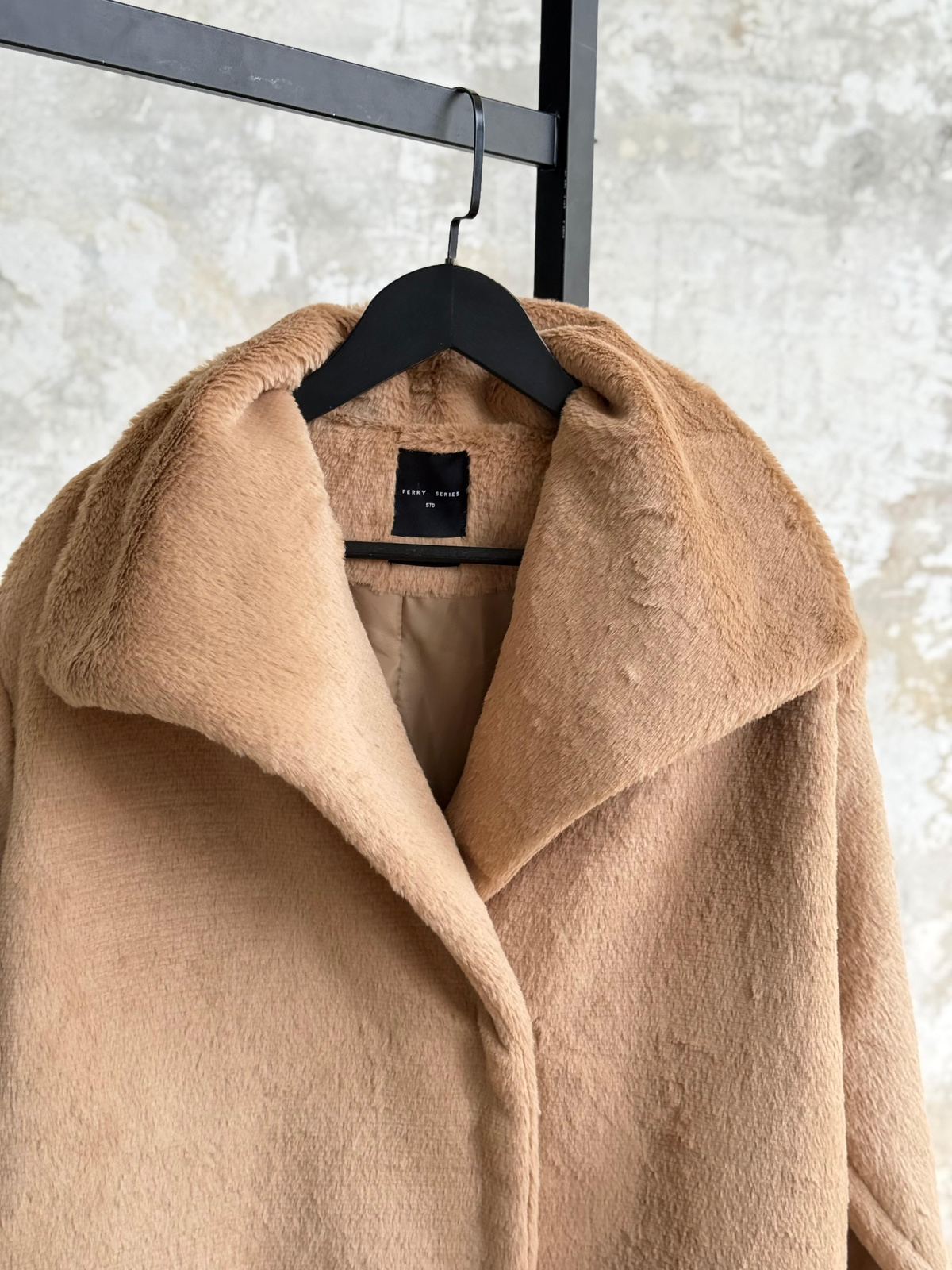 Geniş Yaka Peluş Kaban (Camel)