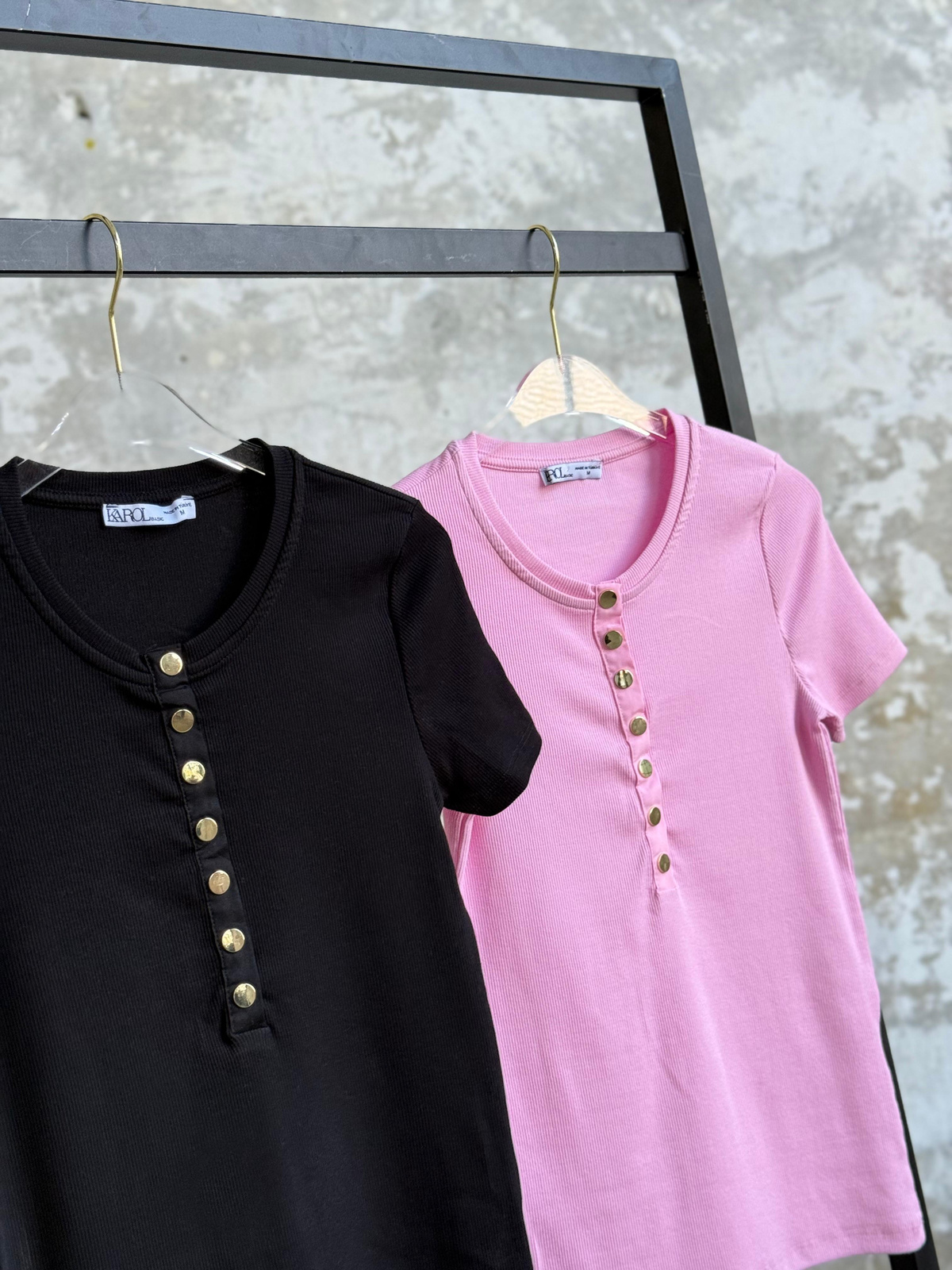 Gold Düğme Detaylı Fitilli Tişört (Siyah/Pembe)