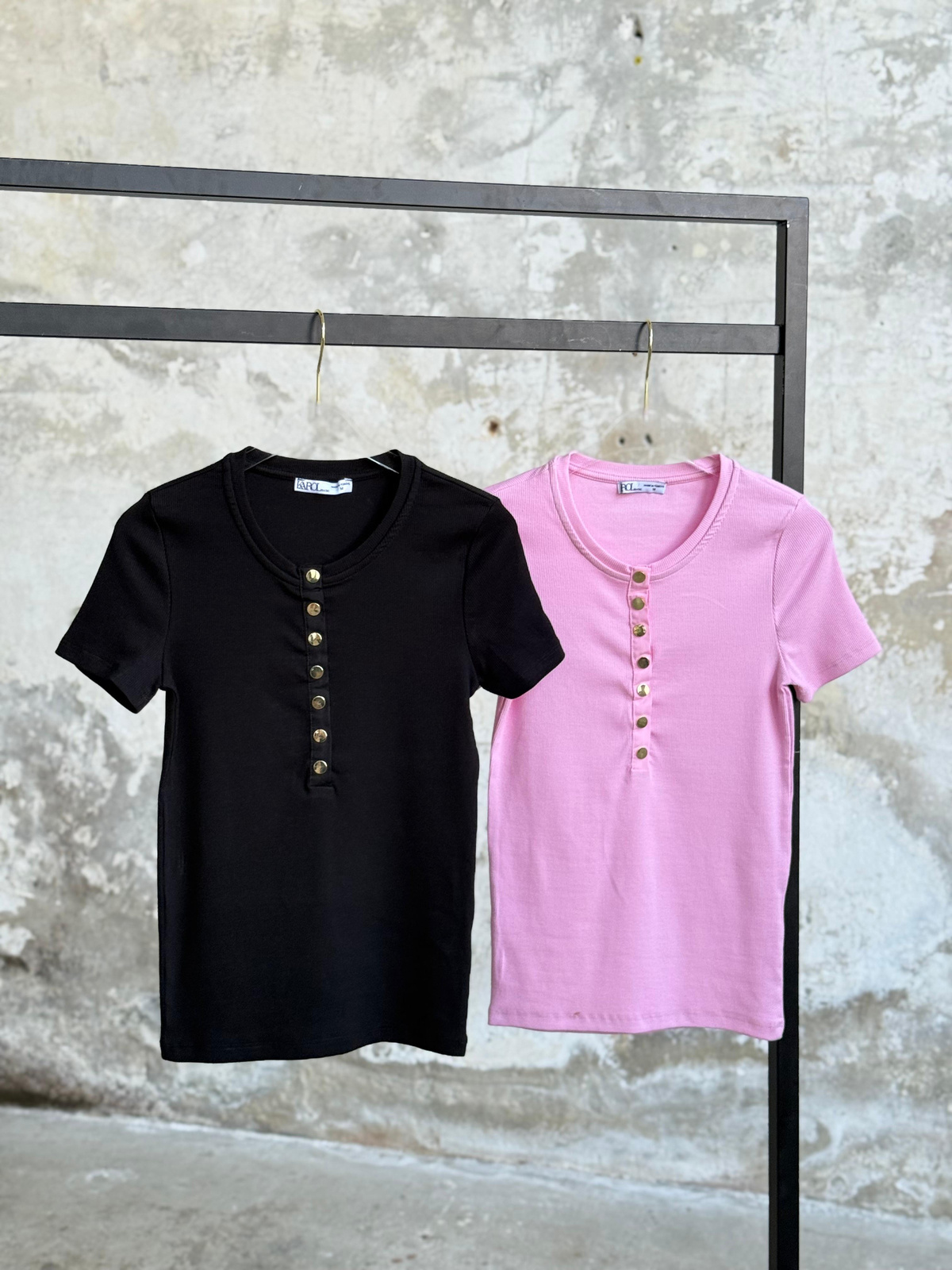 Gold Düğme Detaylı Fitilli Tişört (Siyah/Pembe)