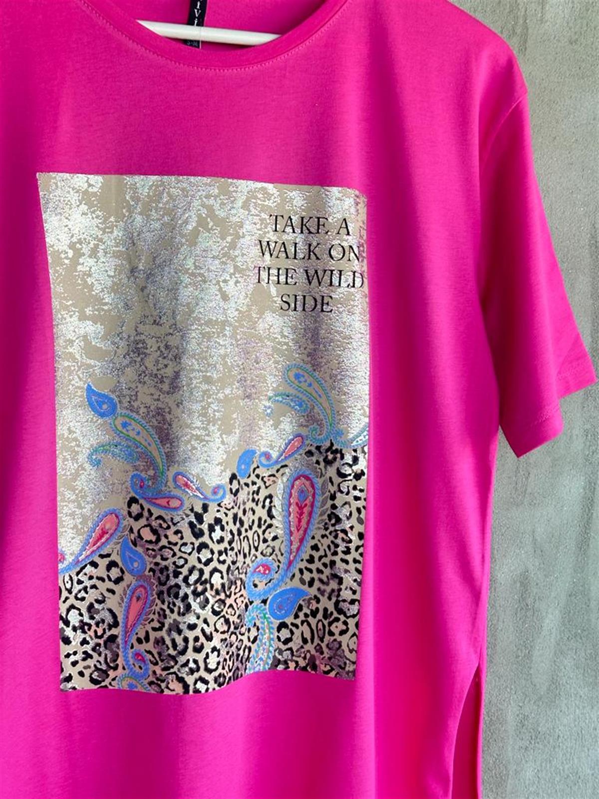 Gold Varak Baskı Üzerine Leopar Desenli Yırtmaçlı Tişört (Fuşya)