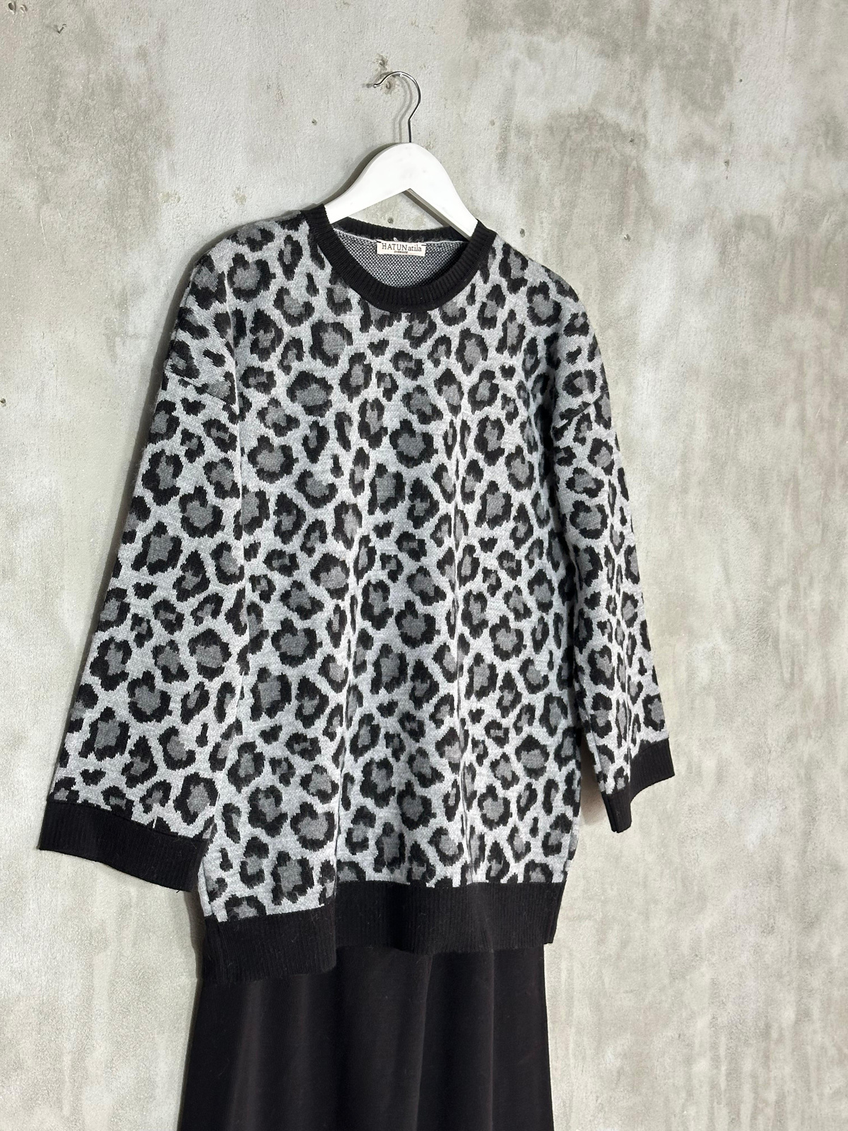 Gri Leopar Desenli Triko Takım (Siyah)