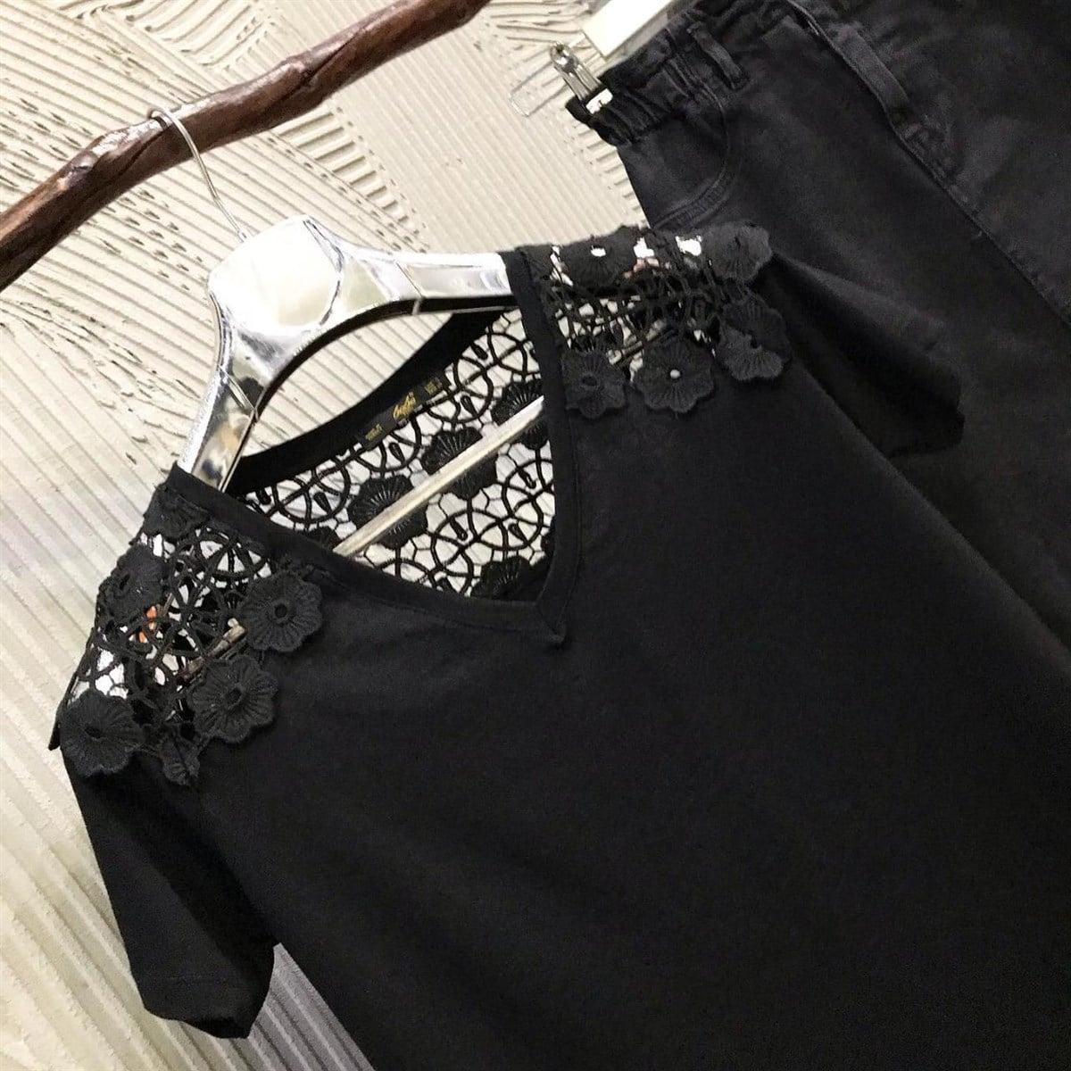 Gübür Detaylı V Yaka Basic Tshirt (SİYAH)