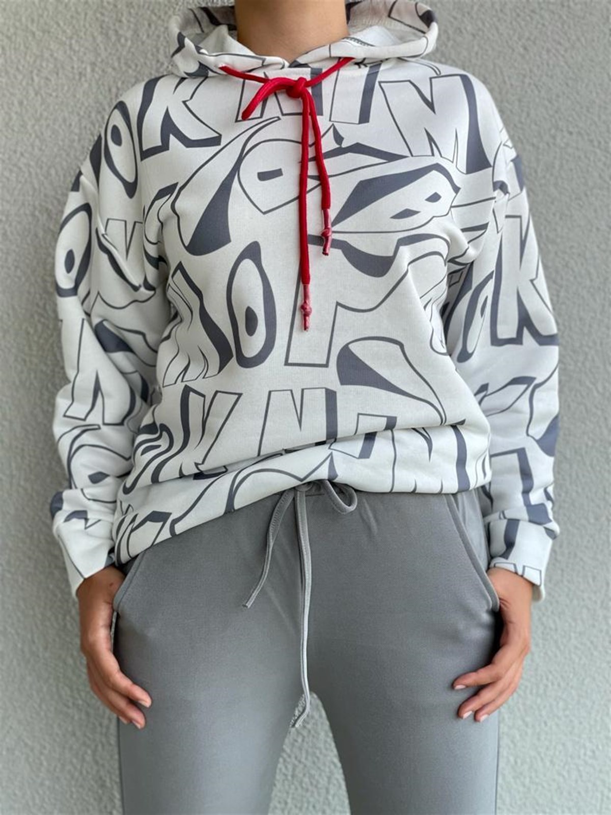 Harf Desenli Kapşonlu Sweat