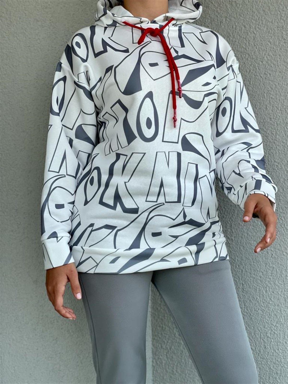 Harf Desenli Kapşonlu Sweat