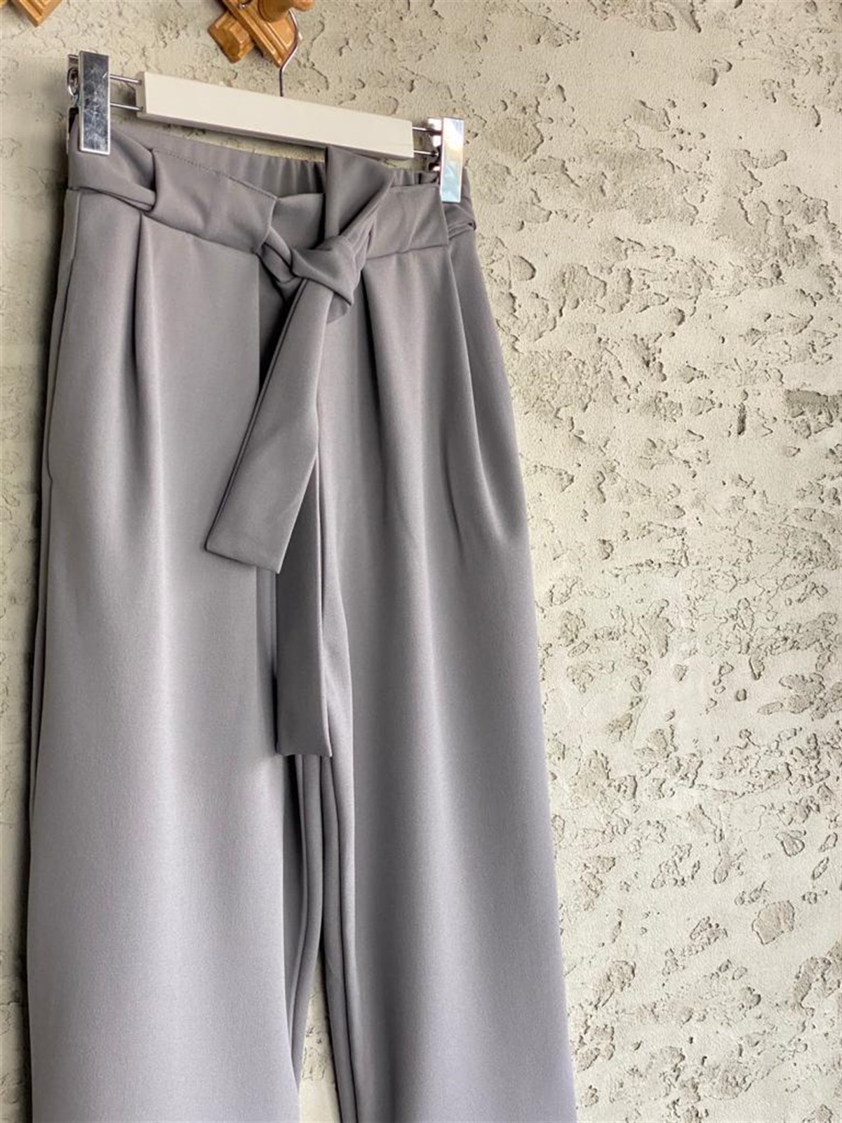 Havuç Kesim Belden Kuşaklı Pantolon (Gri)