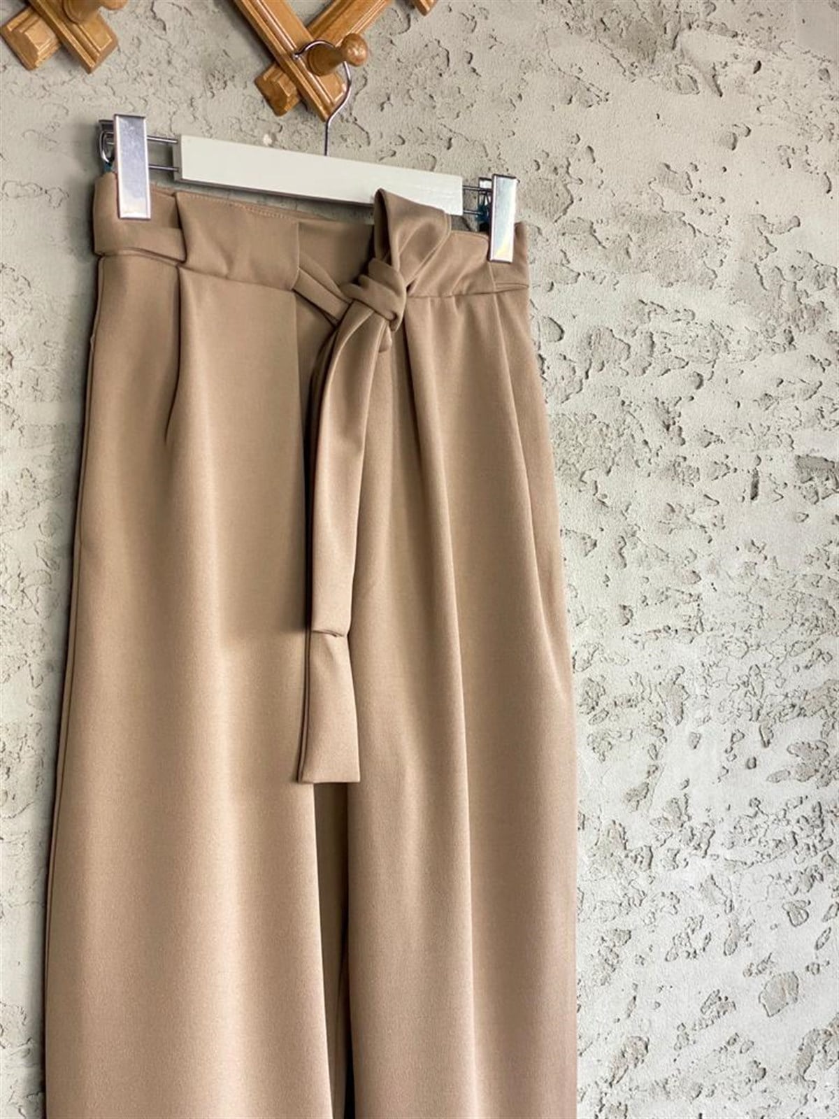 Havuç Kesim Belden Kuşaklı Pantolon (Vizon)