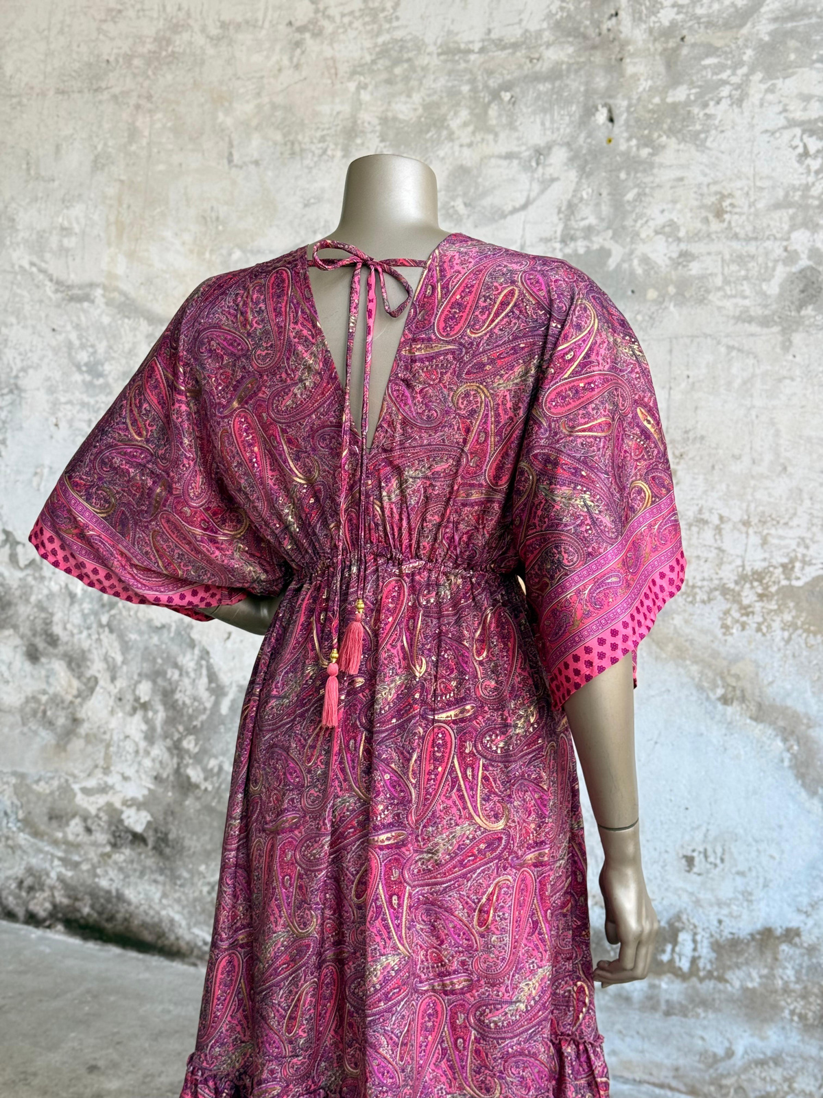 İthal Saten Kumaş Etnik Desenli Lüks Nakış Boncuk İşçilikli Elbise (Pembe) 