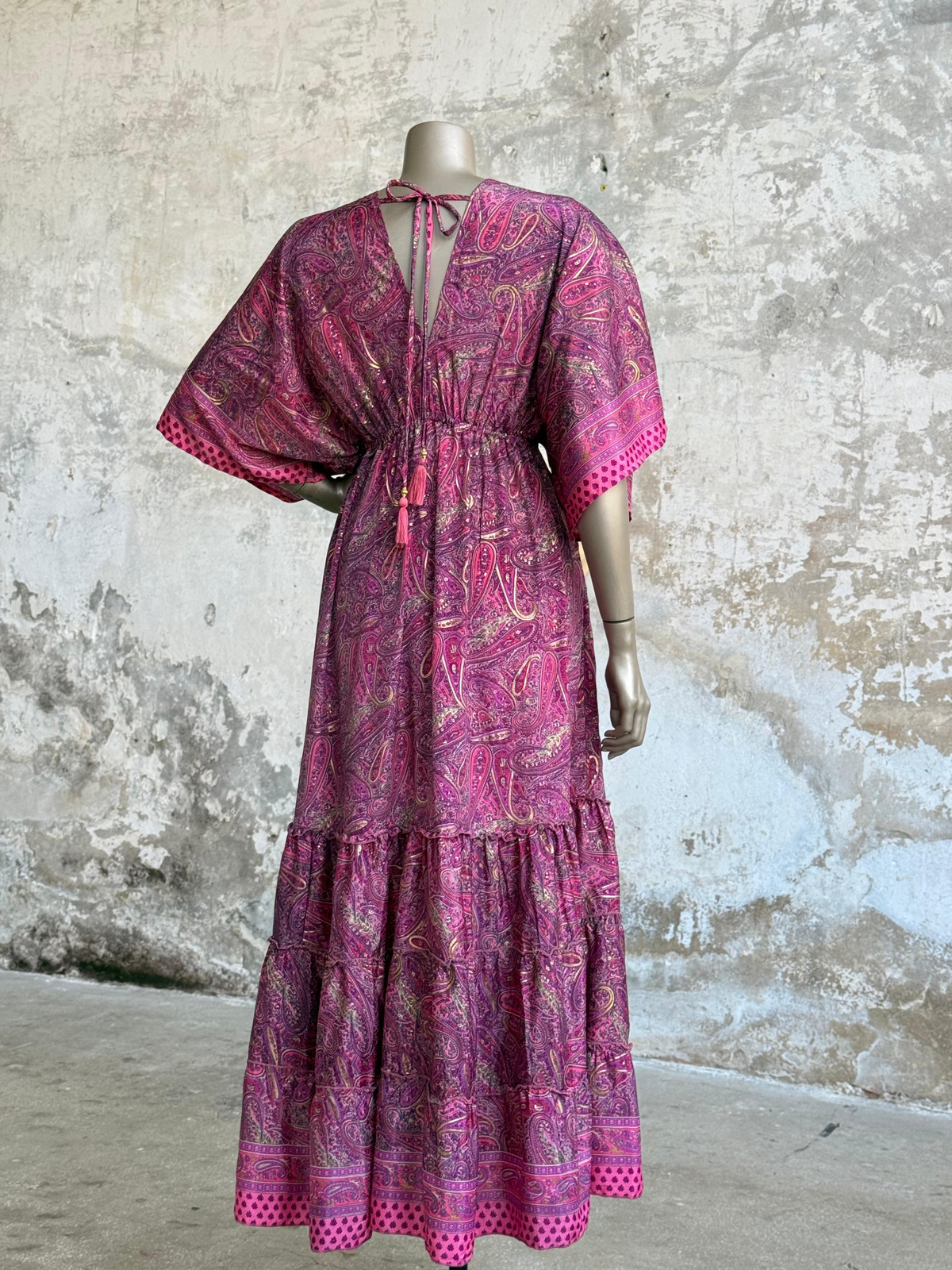 İthal Saten Kumaş Etnik Desenli Lüks Nakış Boncuk İşçilikli Elbise (Pembe) 