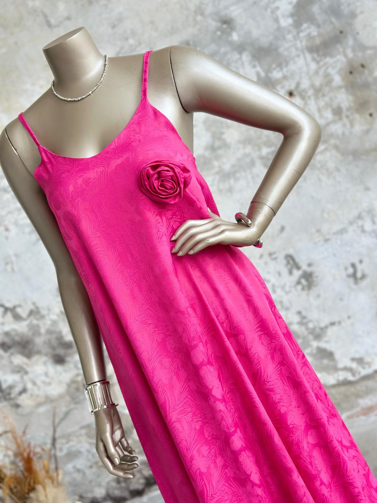 Jakarlı Saten Güllü İp Askılı Elbise (Pembe)