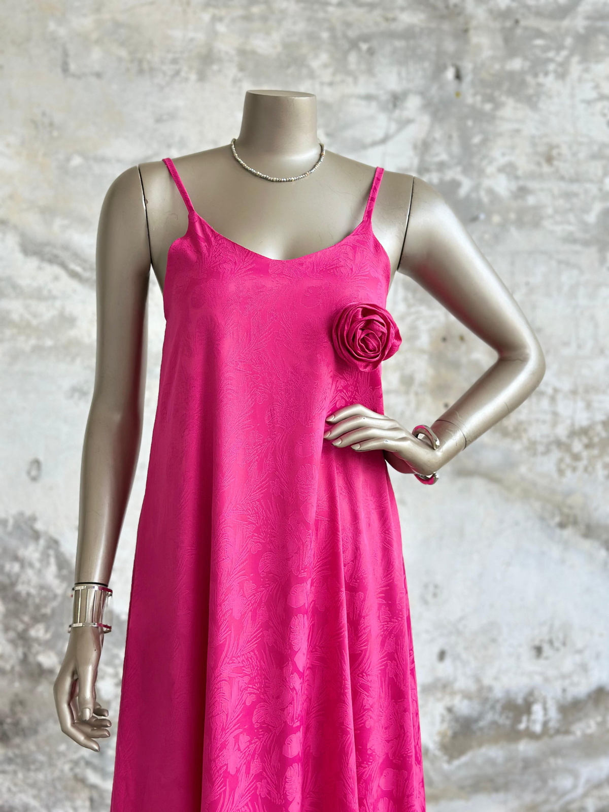 Jakarlı Saten Güllü İp Askılı Elbise (Pembe)