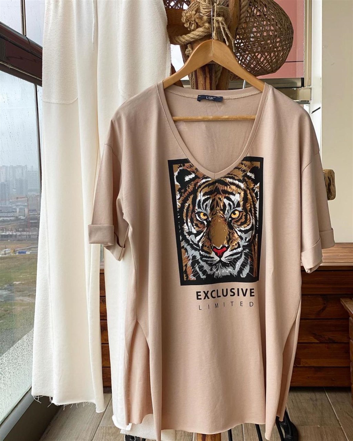 Kaplan  Desenli V Yaka Tunik Tshirt (BEJ)