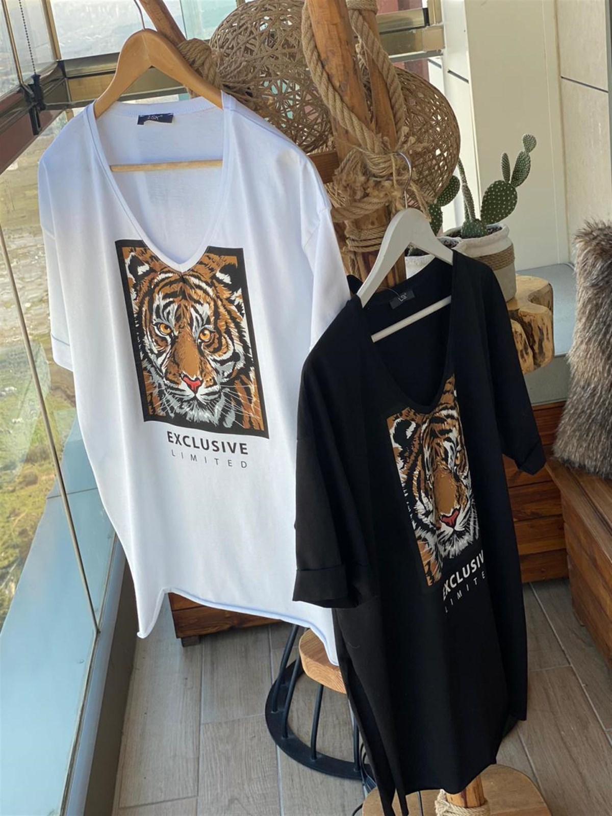 Kaplan Desenli V Yaka Tunik Tshirt (SİYAH & BEYAZ)