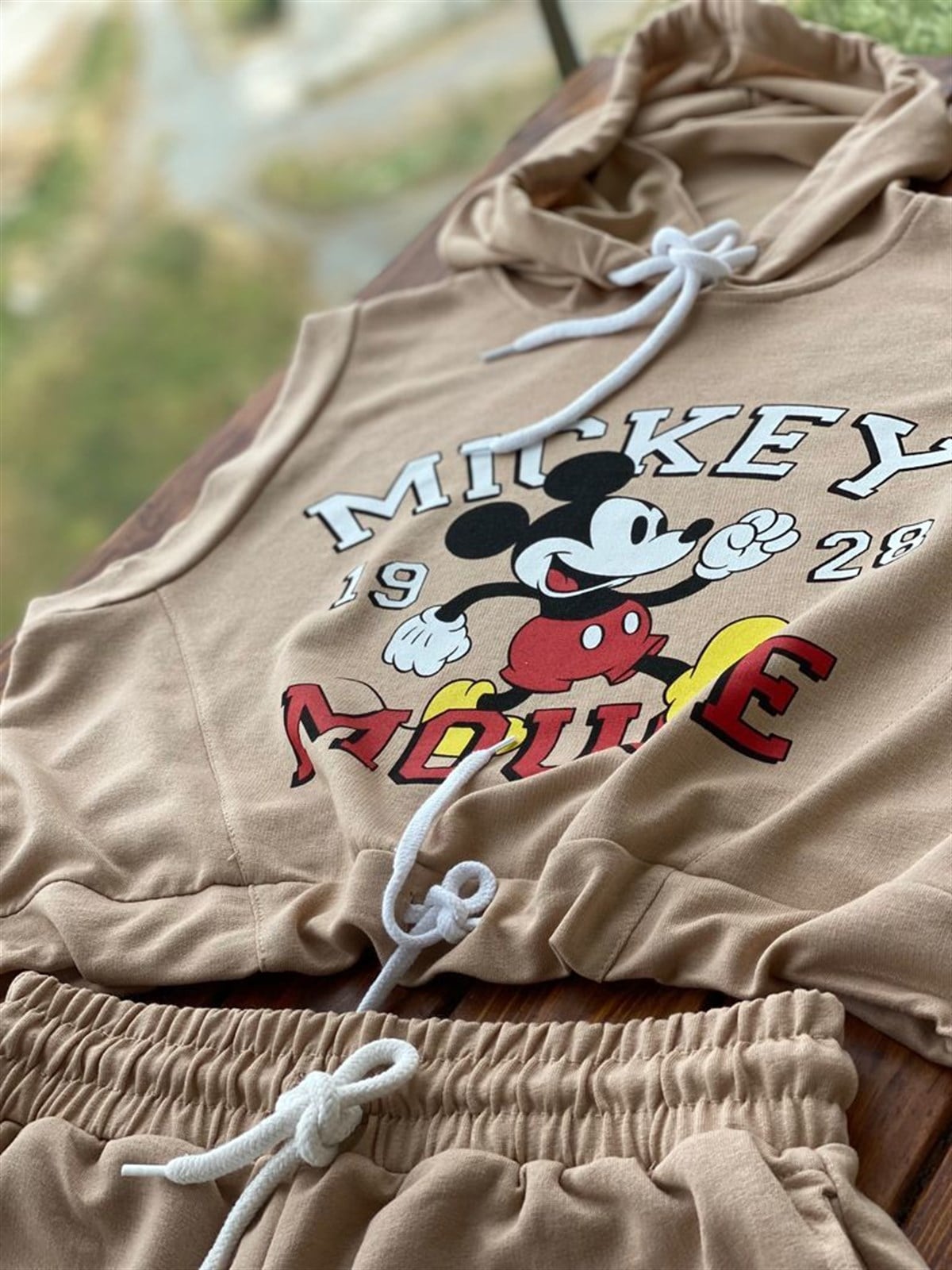 Kapşonlu Mickey Baskılı Şortlu Takım (Bej)