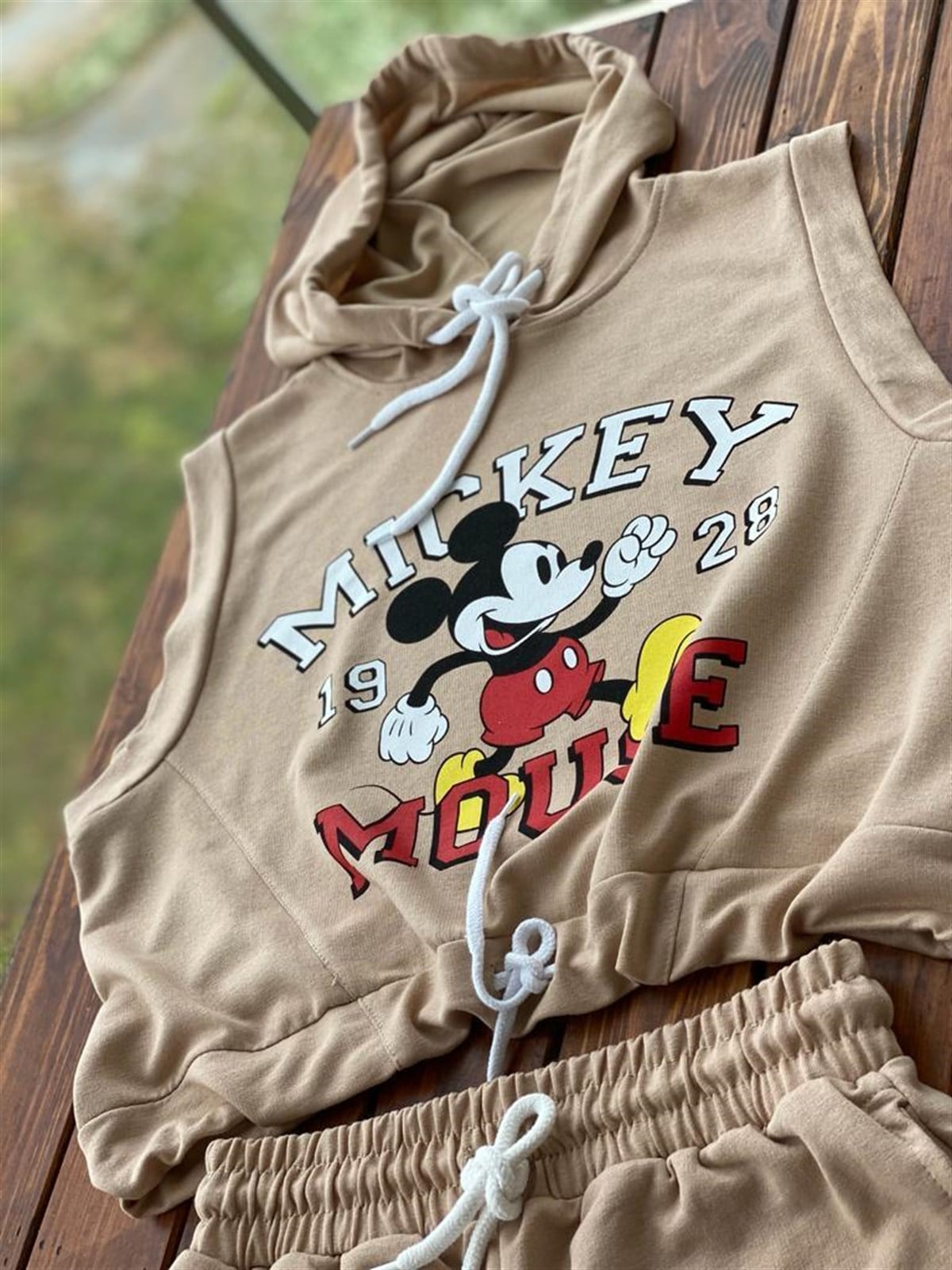 Kapşonlu Mickey Baskılı Şortlu Takım (Bej)