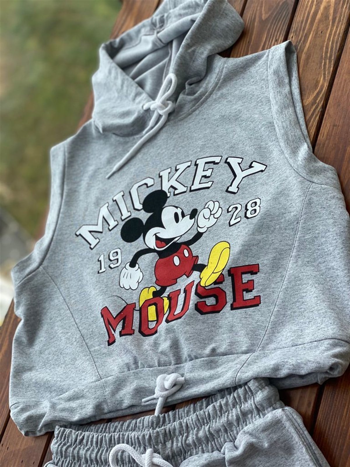 Kapşonlu Mickey Baskılı Şortlu Takım (Gri)
