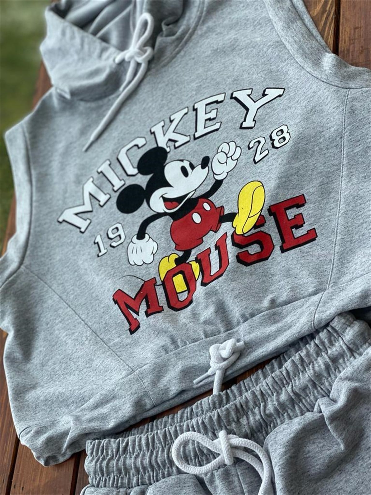 Kapşonlu Mickey Baskılı Şortlu Takım (Gri)