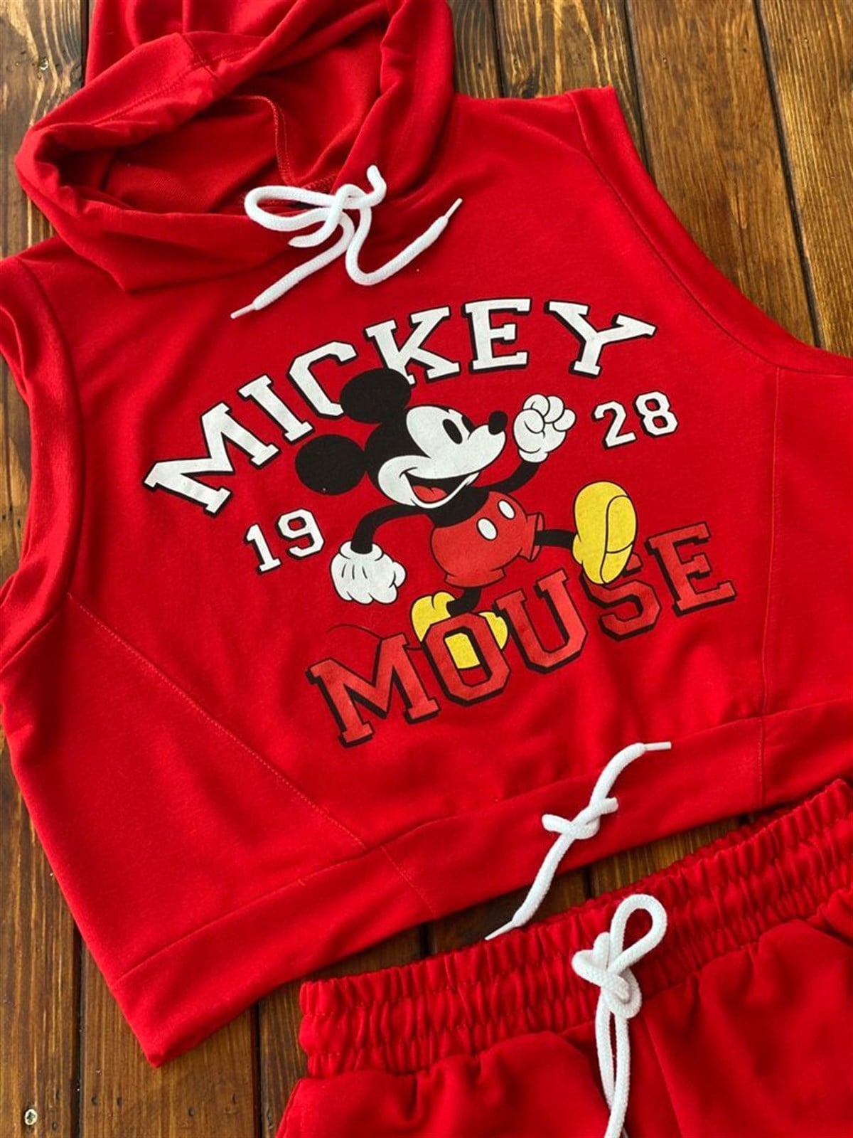 Kapşonlu Mickey Baskılı Şortlu Takım (Kırmızı)