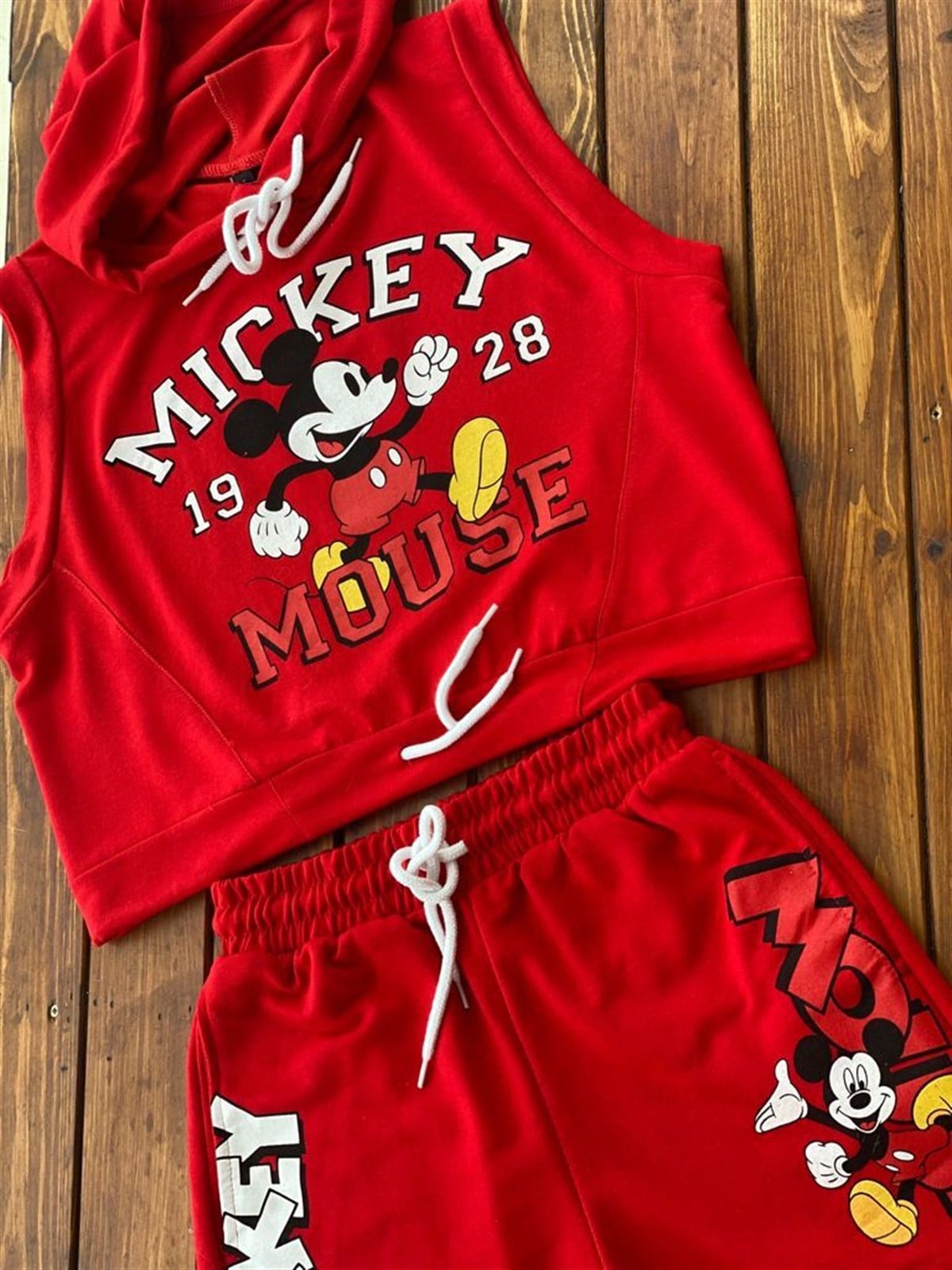 Kapşonlu Mickey Baskılı Şortlu Takım (Kırmızı)