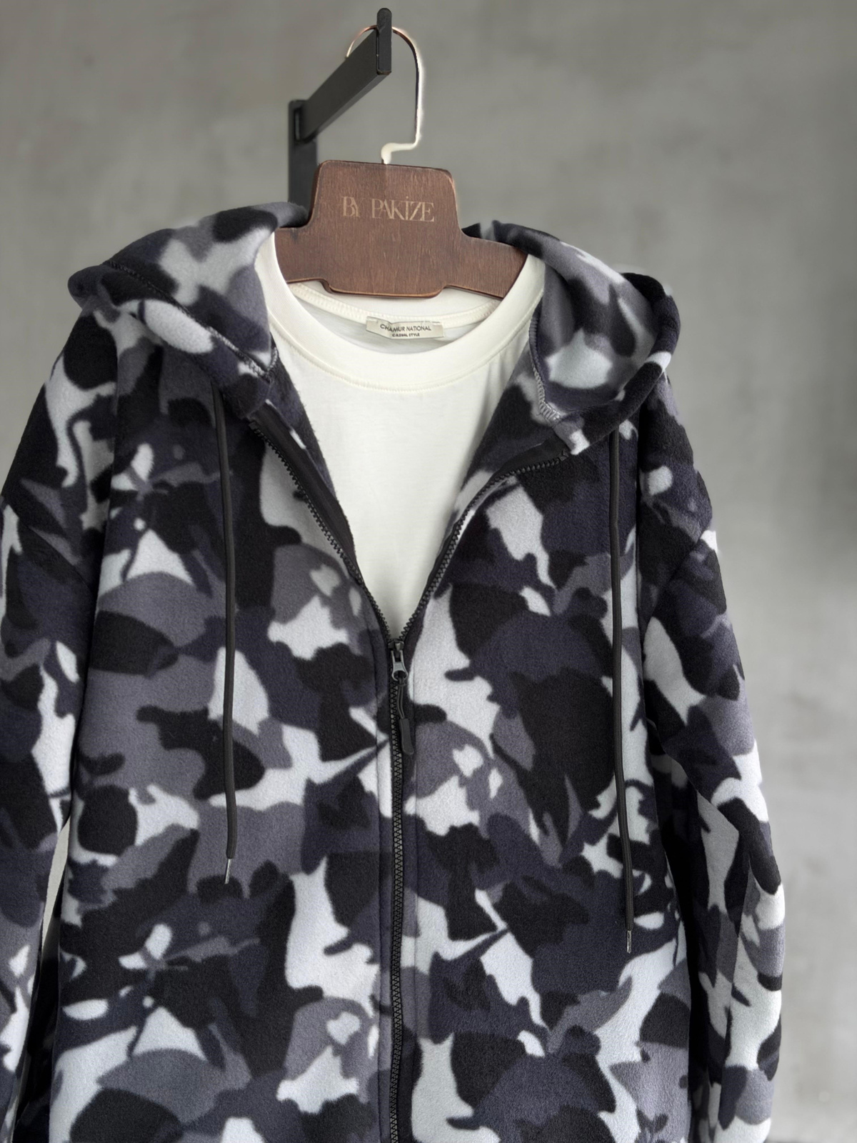 Kapüşonlu Kamuflaj Desenli Sırt Baskılı Polar Ceket (Siyah)