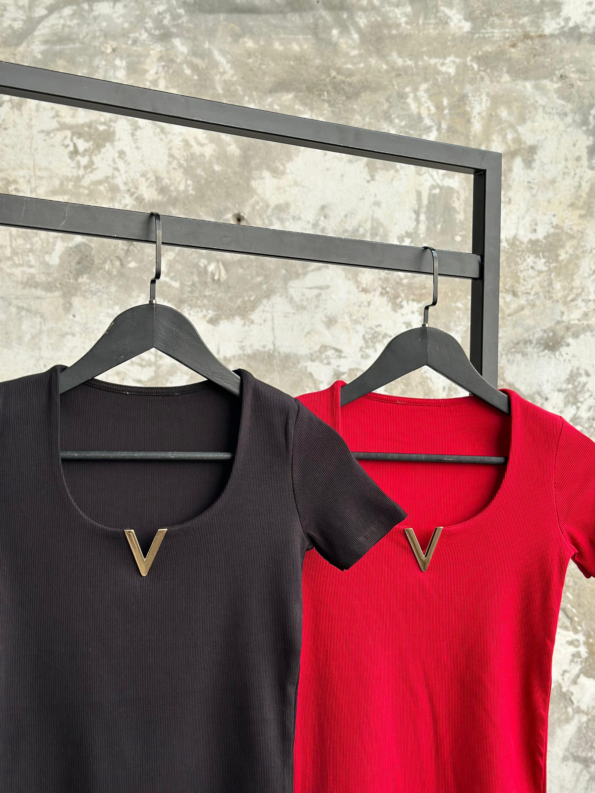 Kare Yaka Gold Detaylı Bluz (Siyah/Kırmızı)
