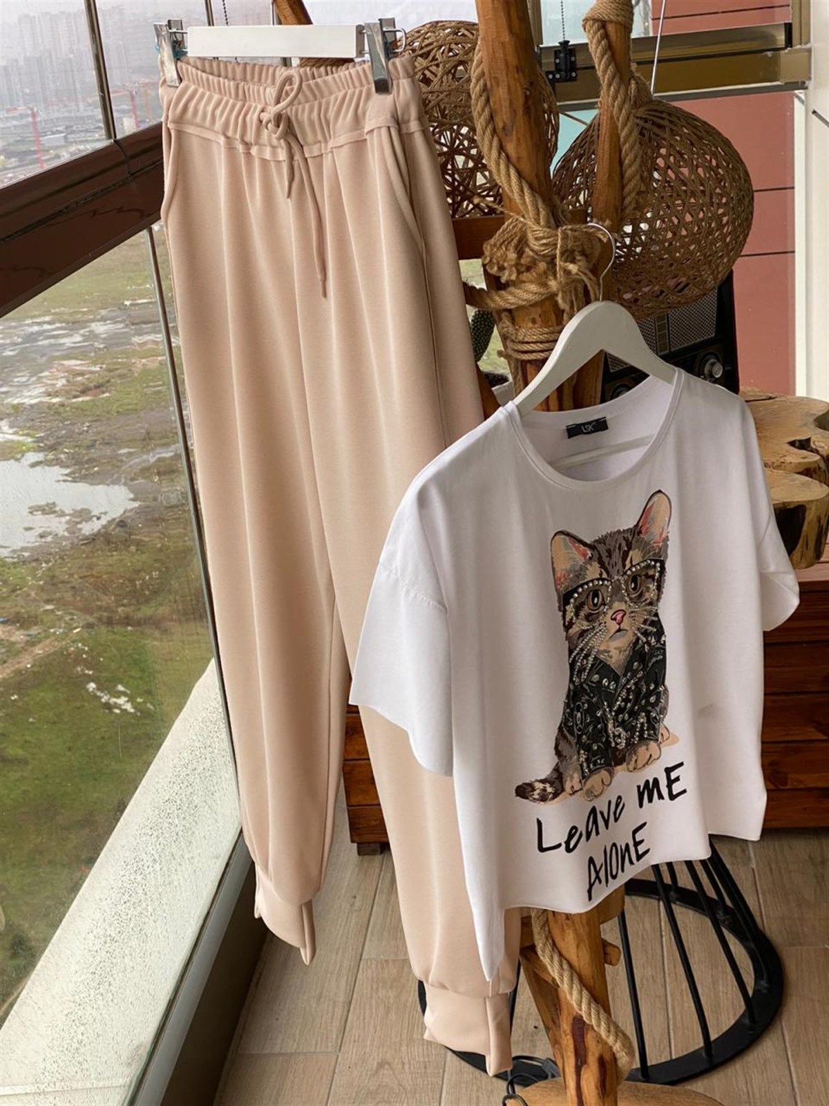 Kedi Baskı Üzerine Taş İşçilikli Tshirt (SİYAH & BEYAZ)