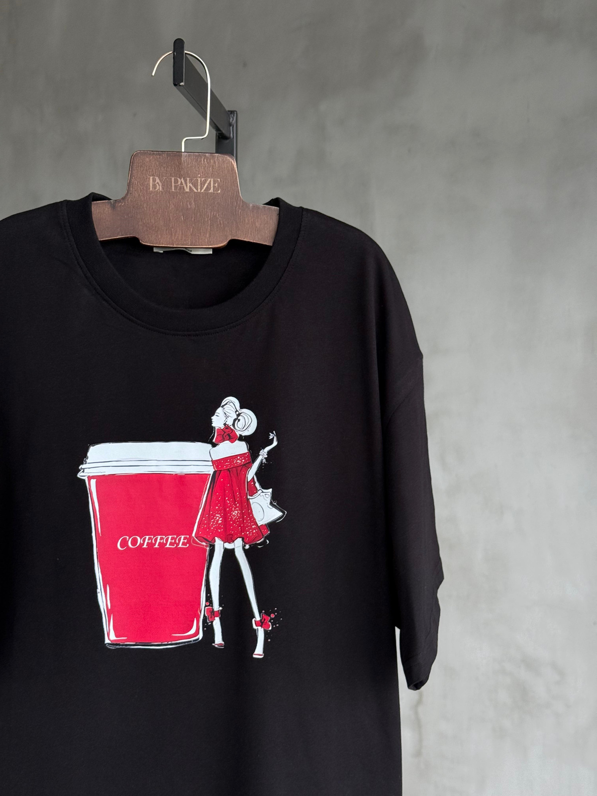 Kırmızı Kadın Coffe Baskılı Oversize Tişört (Siyah)