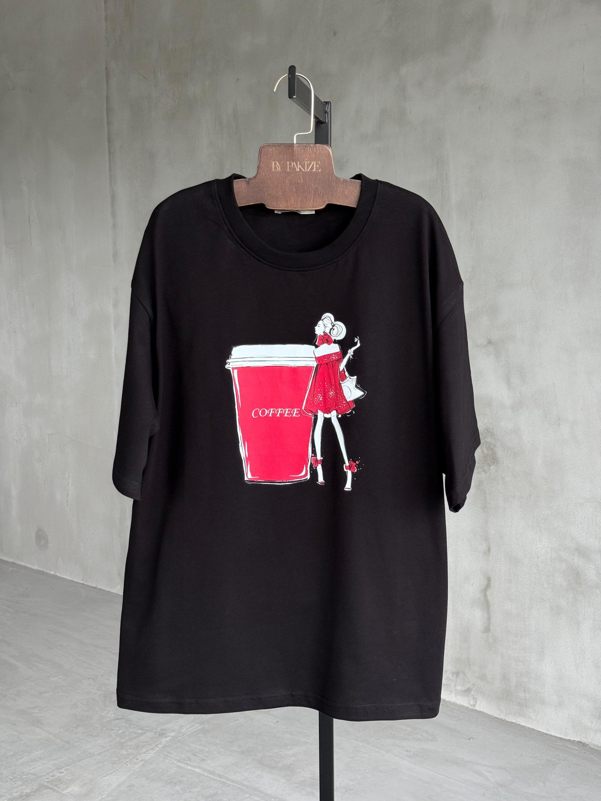 Kırmızı Kadın Coffe Baskılı Oversize Tişört (Siyah)