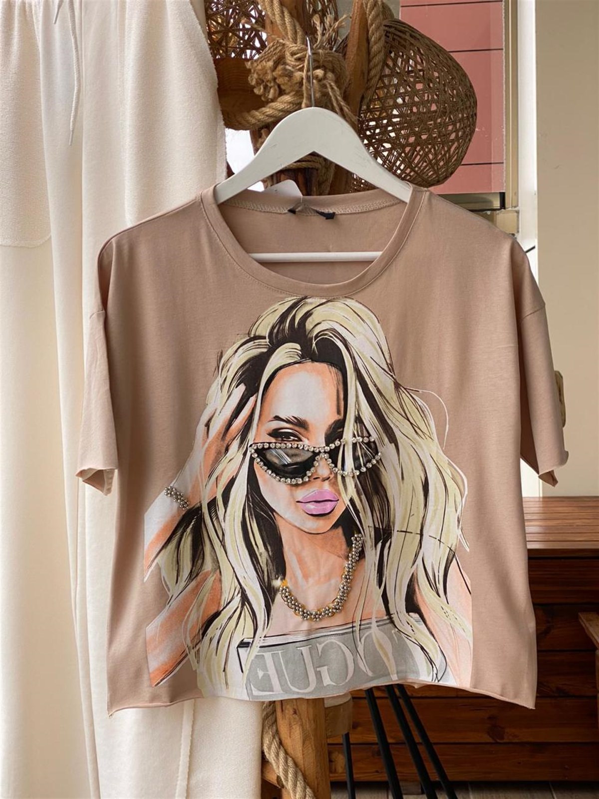 Kız Baskılı Kristal Taş İşçilikli Tshirt  (BEJ)