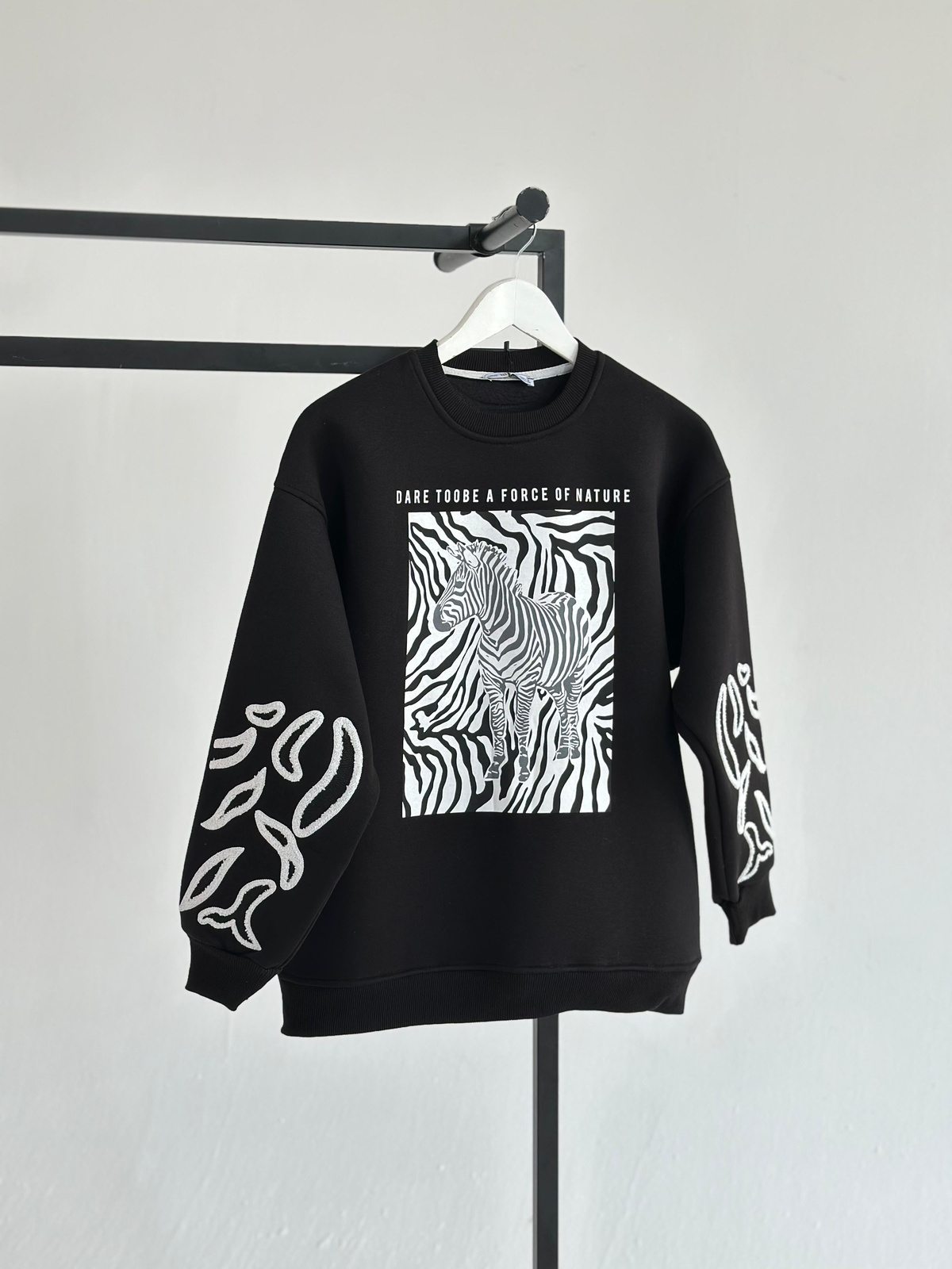 Koldan Nakış İşlemeli Ve Zebra Baskılı Sweat (Siyah)