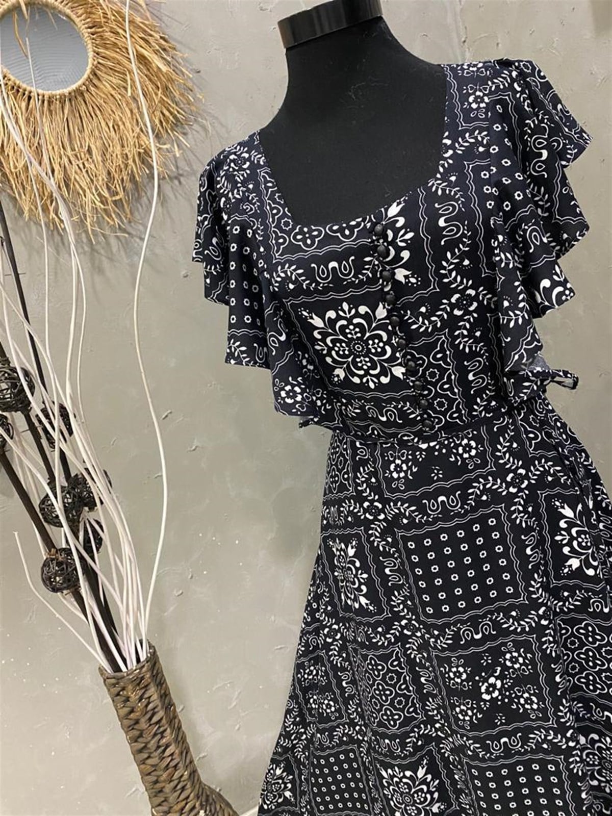 Kolları Fırfır Detaylı Romantik Elbise (SİYAH)