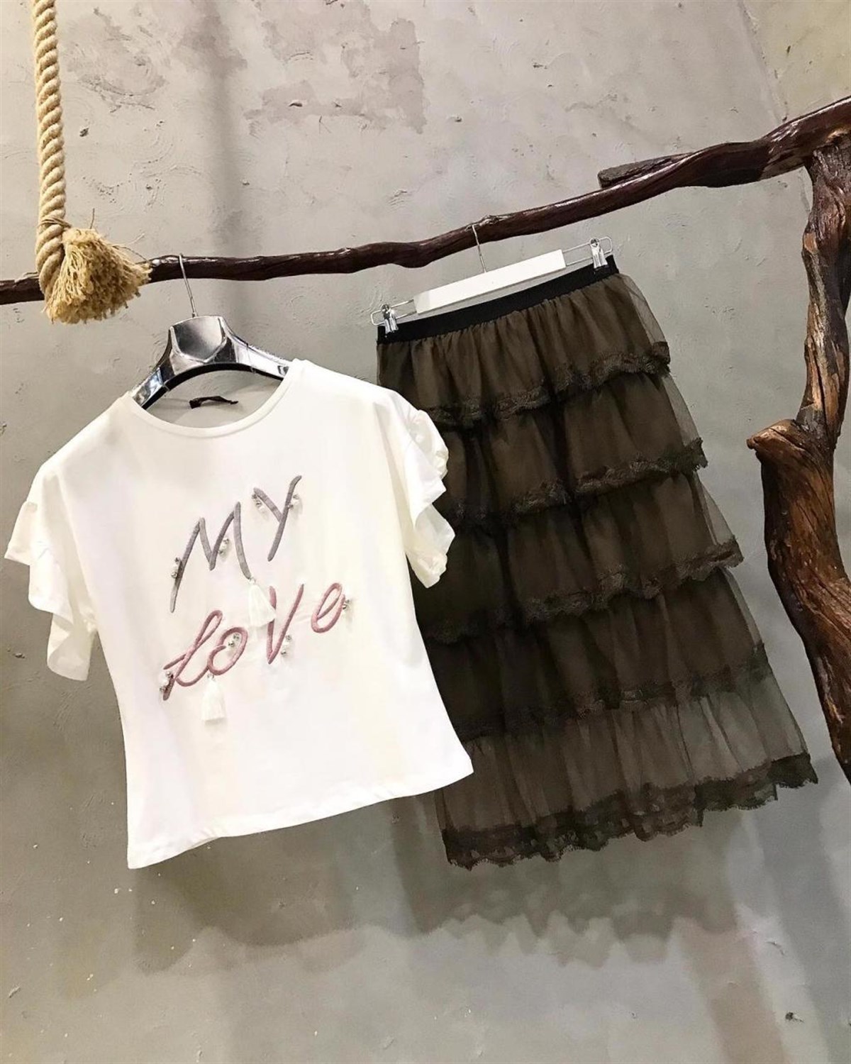 Kolları Fırfır Detaylı Yazı İnci Ve Nakış İşlemeli Tshirt (BEYAZ)