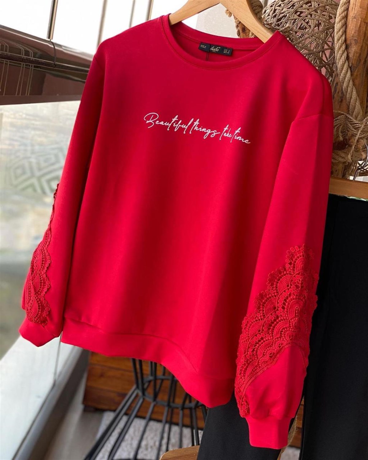 Kolları Güpür Detaylı Sweatshirt (KIRMIZI)