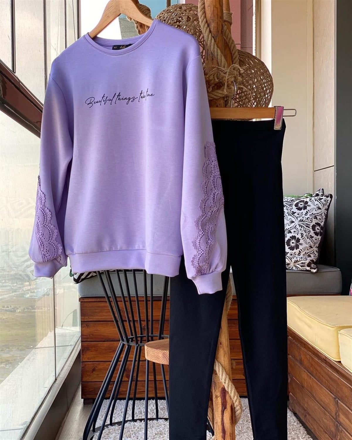 Kolları Güpür Detaylı Sweatshirt (LİLA)