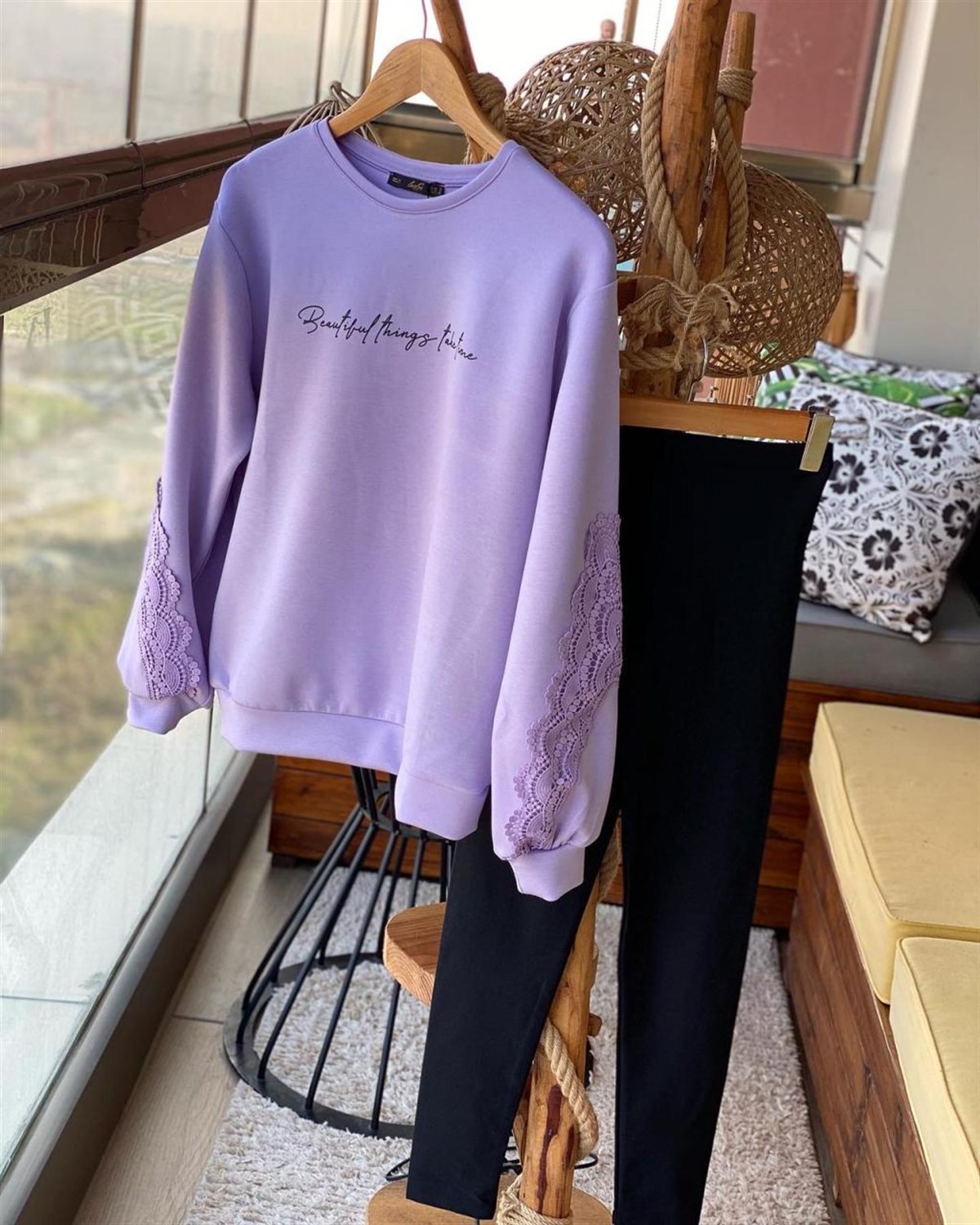 Kolları Güpür Detaylı Sweatshirt (LİLA)