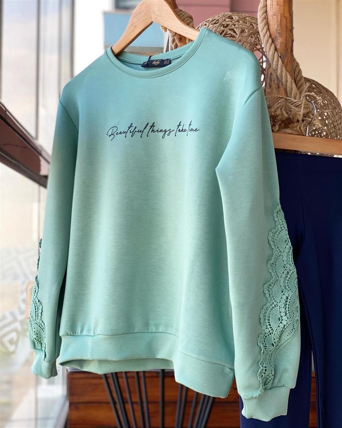 Kolları Güpür Detaylı Sweatshirt (MİNT)