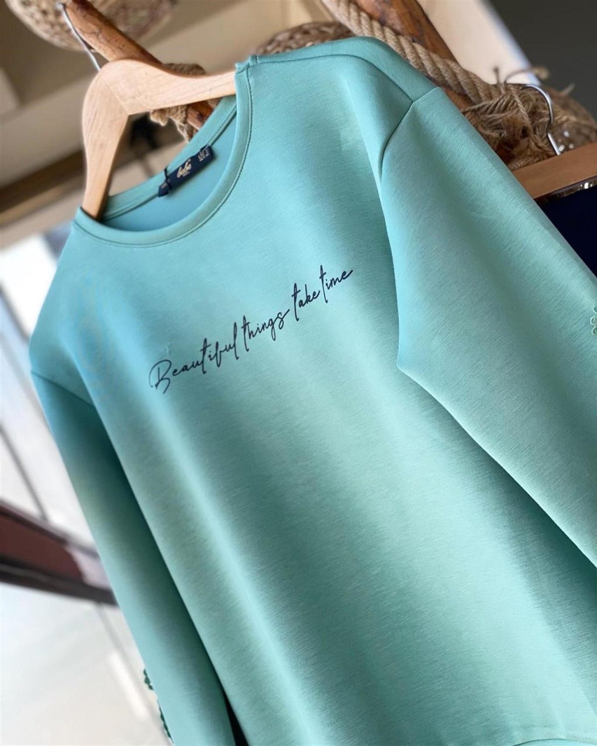 Kolları Güpür Detaylı Sweatshirt (MİNT)