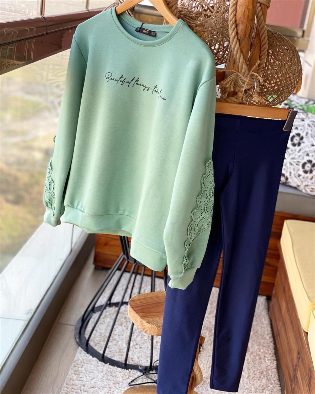Kolları Güpür Detaylı Sweatshirt (MİNT)