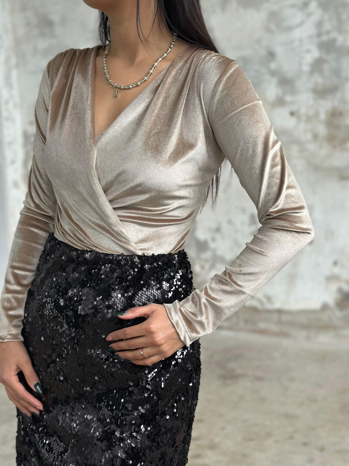 Kruvaze Yaka Kadife Kumaş Bodysuit (Taş)