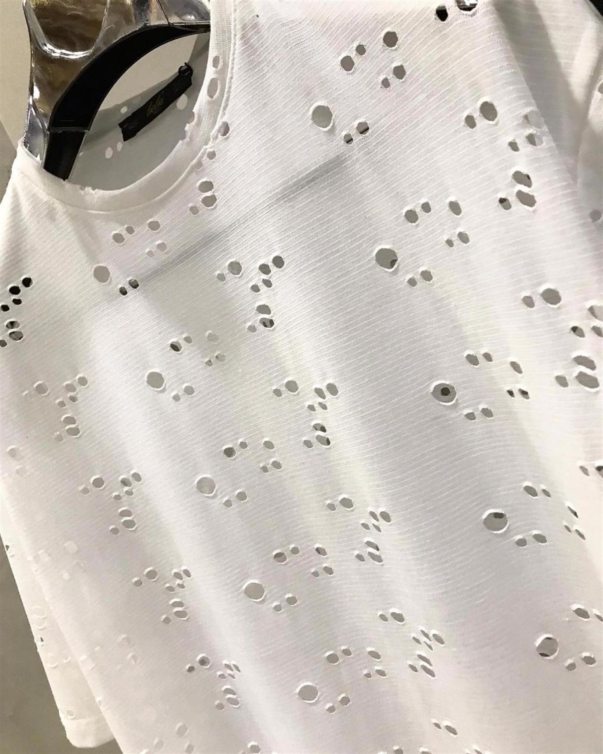 Lazer Yırtık Kesik Detaylı Tshirt (BEYAZ & SİYAH)