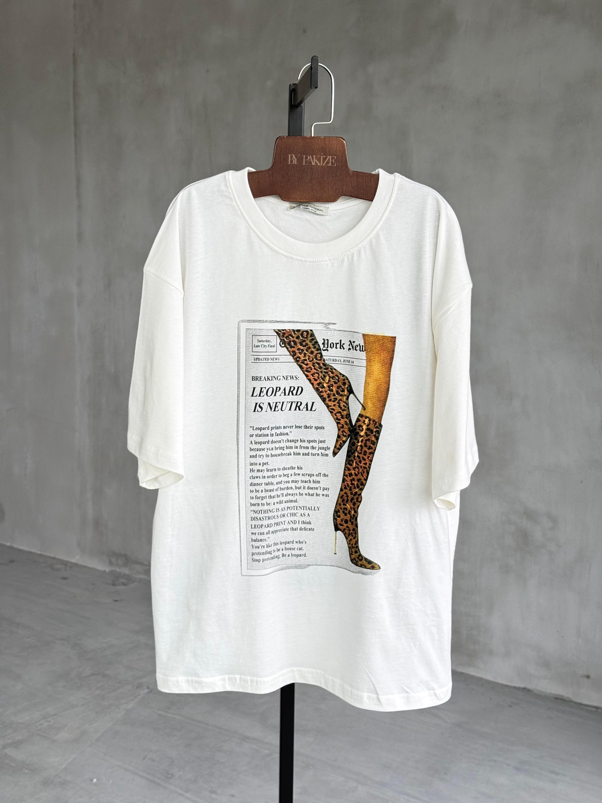 Leopar Çizme Baskılı Oversize Dokuma Tişört (Beyaz) 
