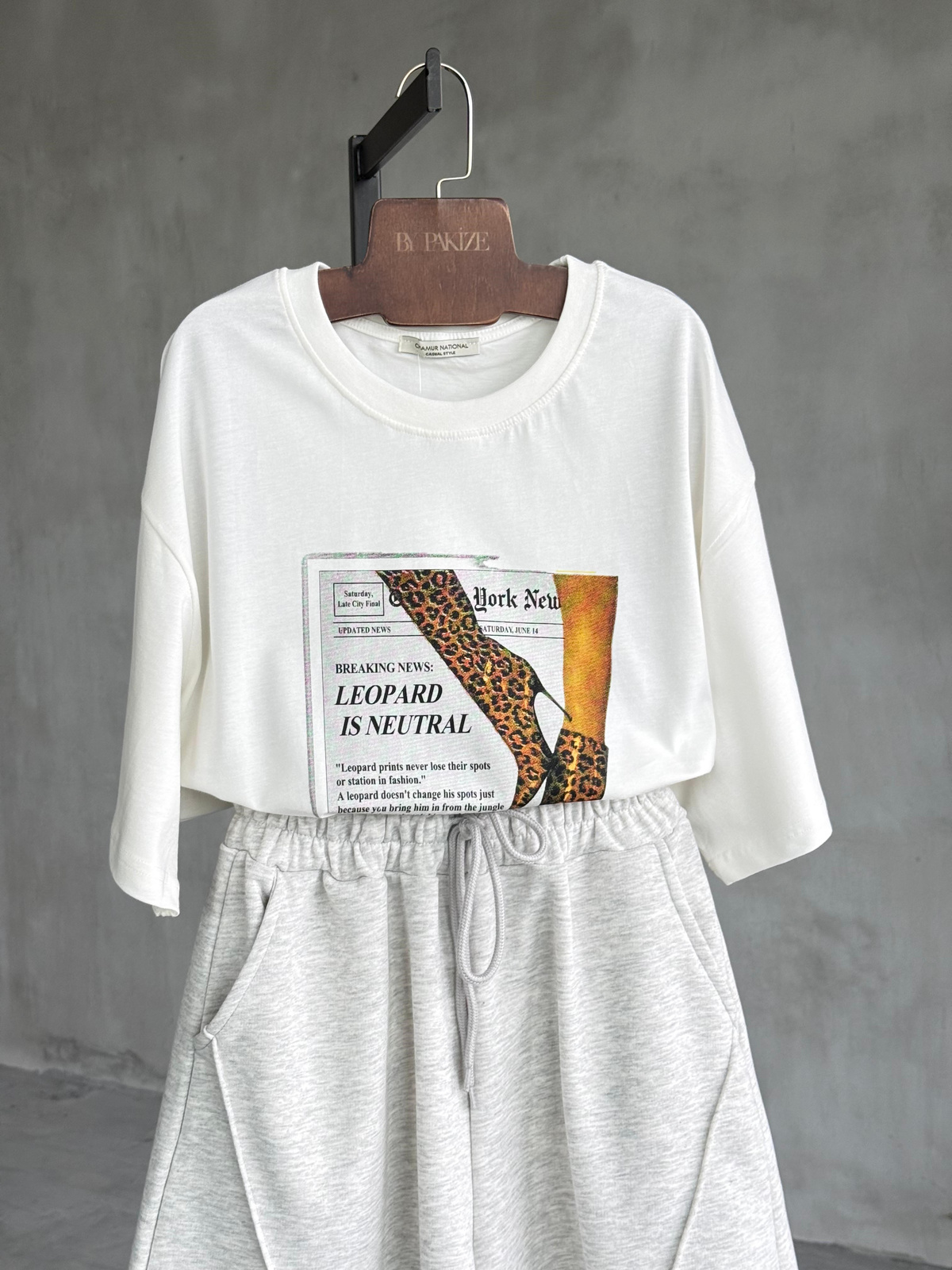 Leopar Çizme Baskılı Oversize Dokuma Tişört (Beyaz) 