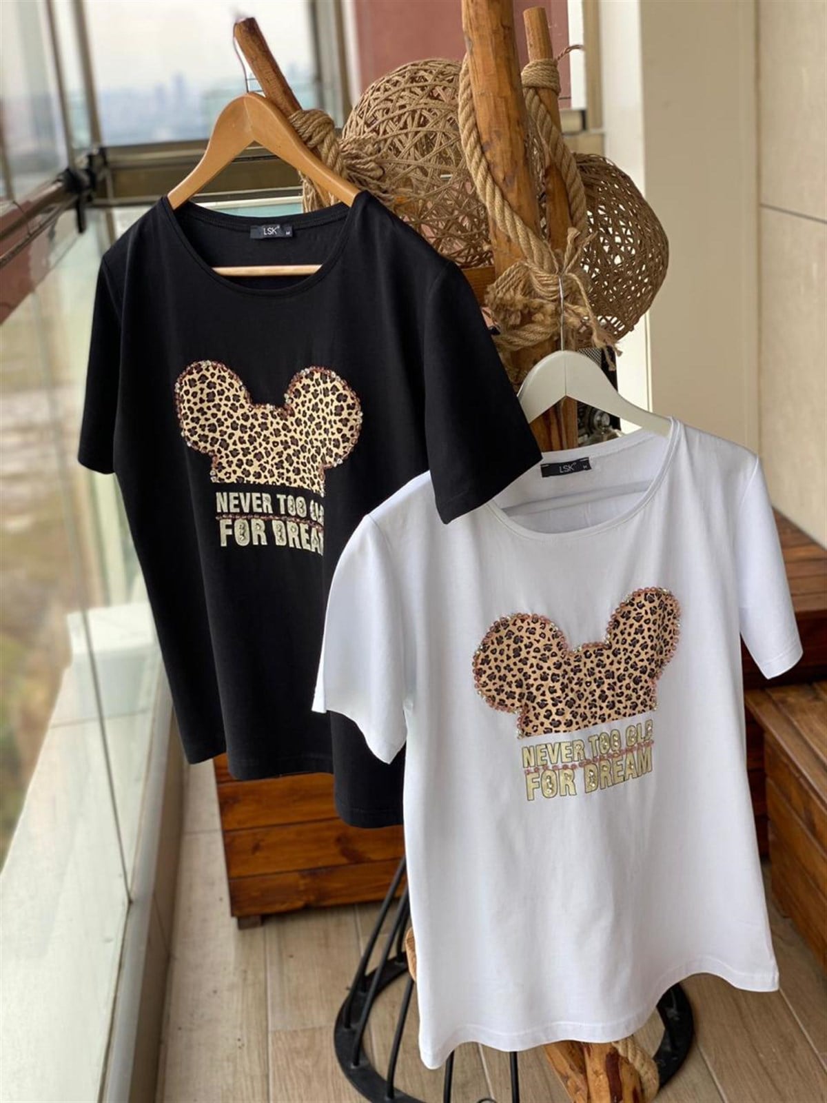 Leopar Desen Üzerine Taş Baskılı Tshirt (SİYAH & BEYAZ)