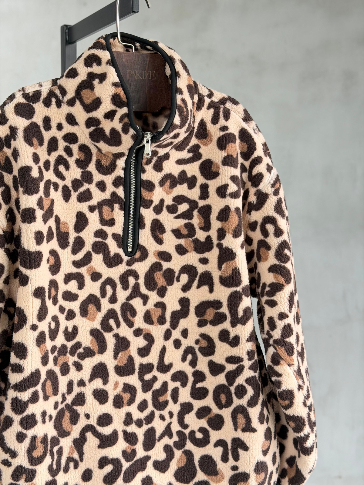 Leopar Desenli Peluş Teddy Kanguru Cepli Kazak (Kahve)
